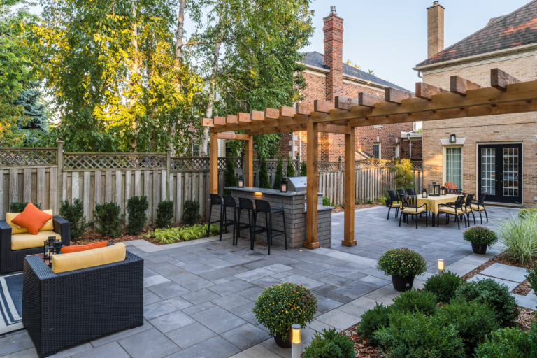 Contemporary backyard with a spacious lawn, clean lines, and modern landscaping.