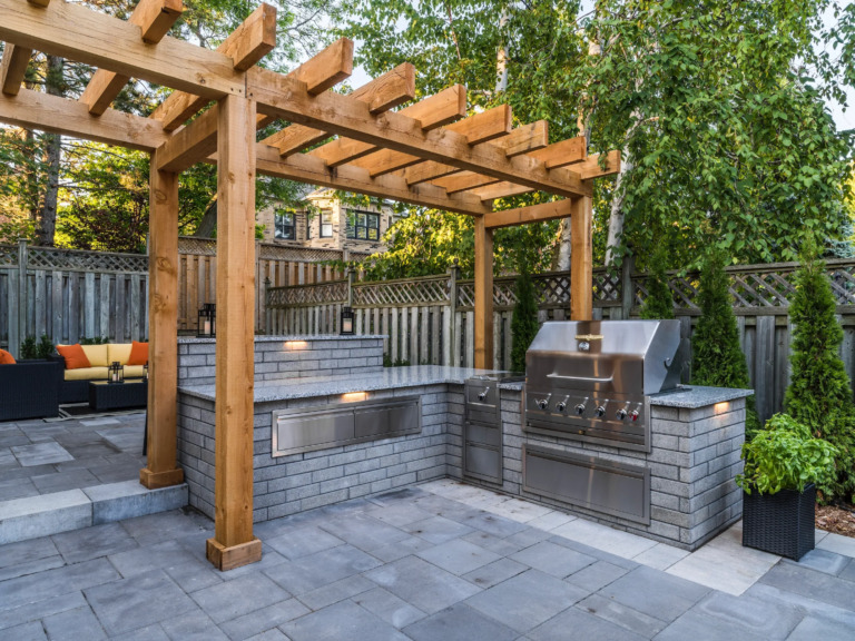 Chic backyard design featuring a stylish fire pit area surrounded by comfortable seating.