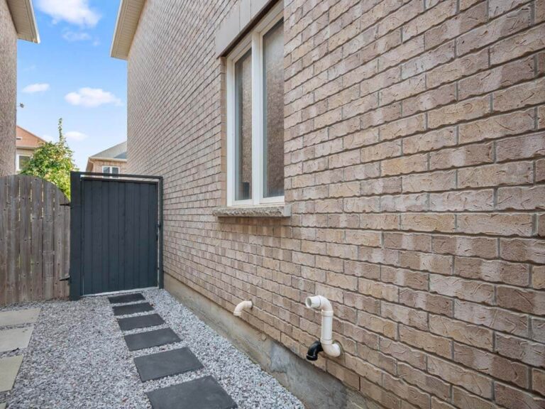 Modern backyard with stone paving and a cozy seating area
