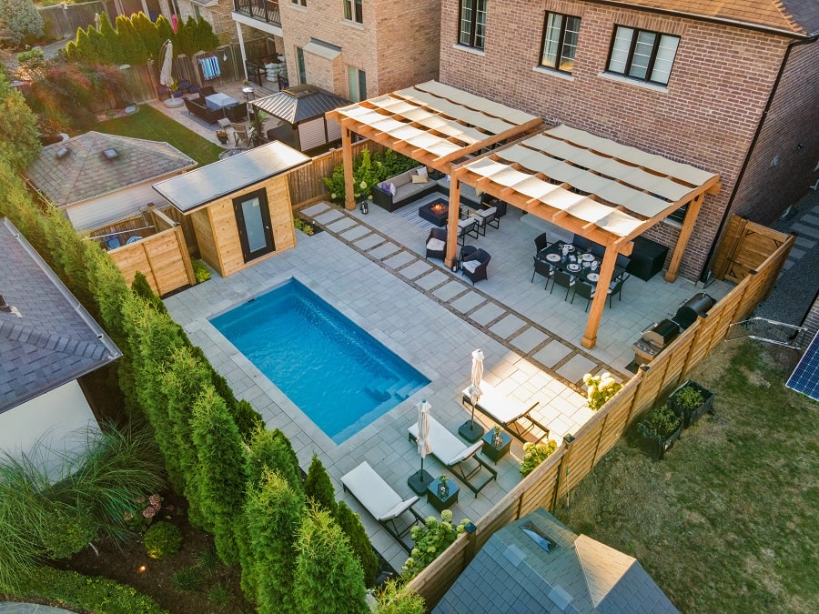 Best swimming pool builders in Toronto — custom concrete pool by Land-Con Best swimming pool builders in Toronto — custom concrete pool by Land-Con